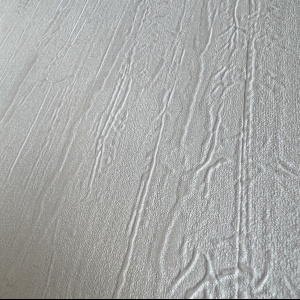 Ανάγλυφη Ταπετσαρία Τοίχου Μπεζ Λευκό Με Τσαλακωτή Όψη 11909 0,70cm x 10m